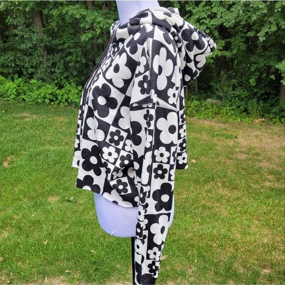 Wild Fable Black & White Daisy Checkerboard Cropped Hoodie size Large - Picture 4 of 11